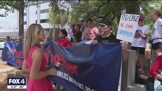 Immigration reform protests held by citizens separated from undocumented spouses