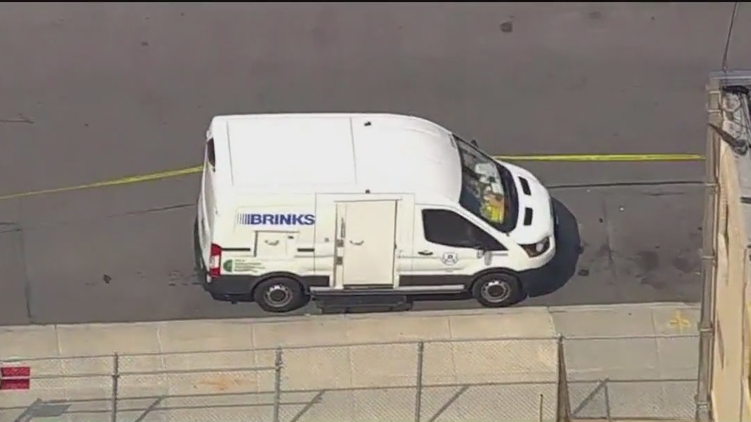 Gunmen rob Brinks armored truck in Queens