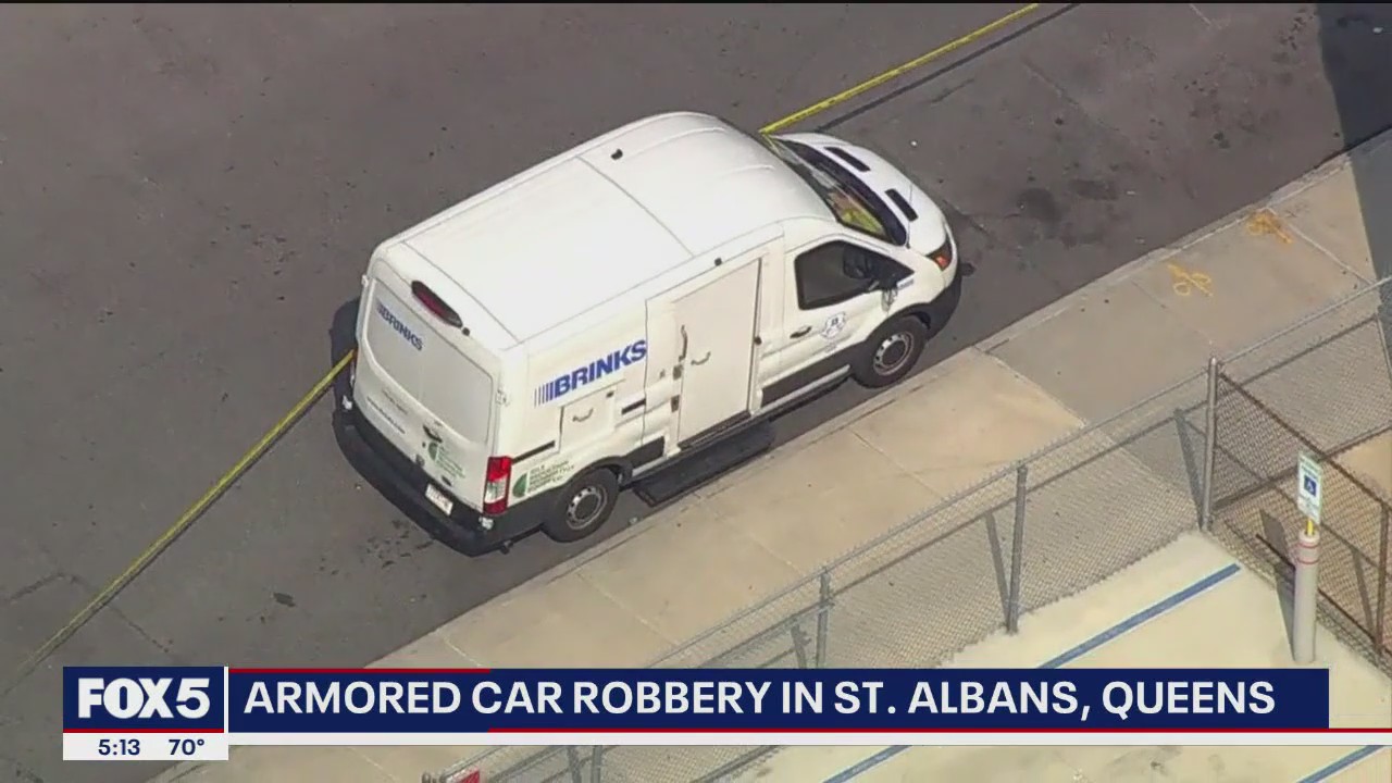 Suspects flee scene after armed robbery in Queens