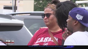 Missing 4-year-old's mother and volunteers pass out flyers