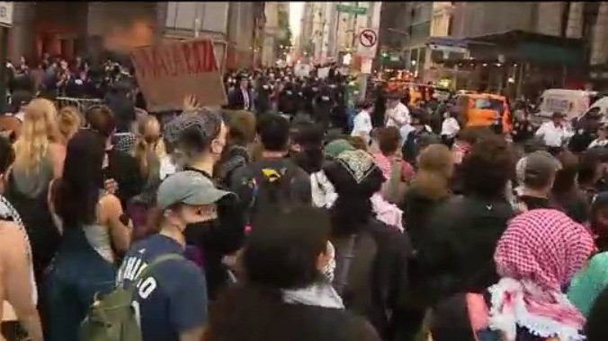 NYC anti-ICE protesters clash with NYPD