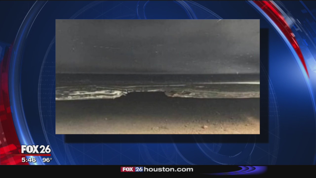 Broken car door looks like a beach scene in viral optical illusion