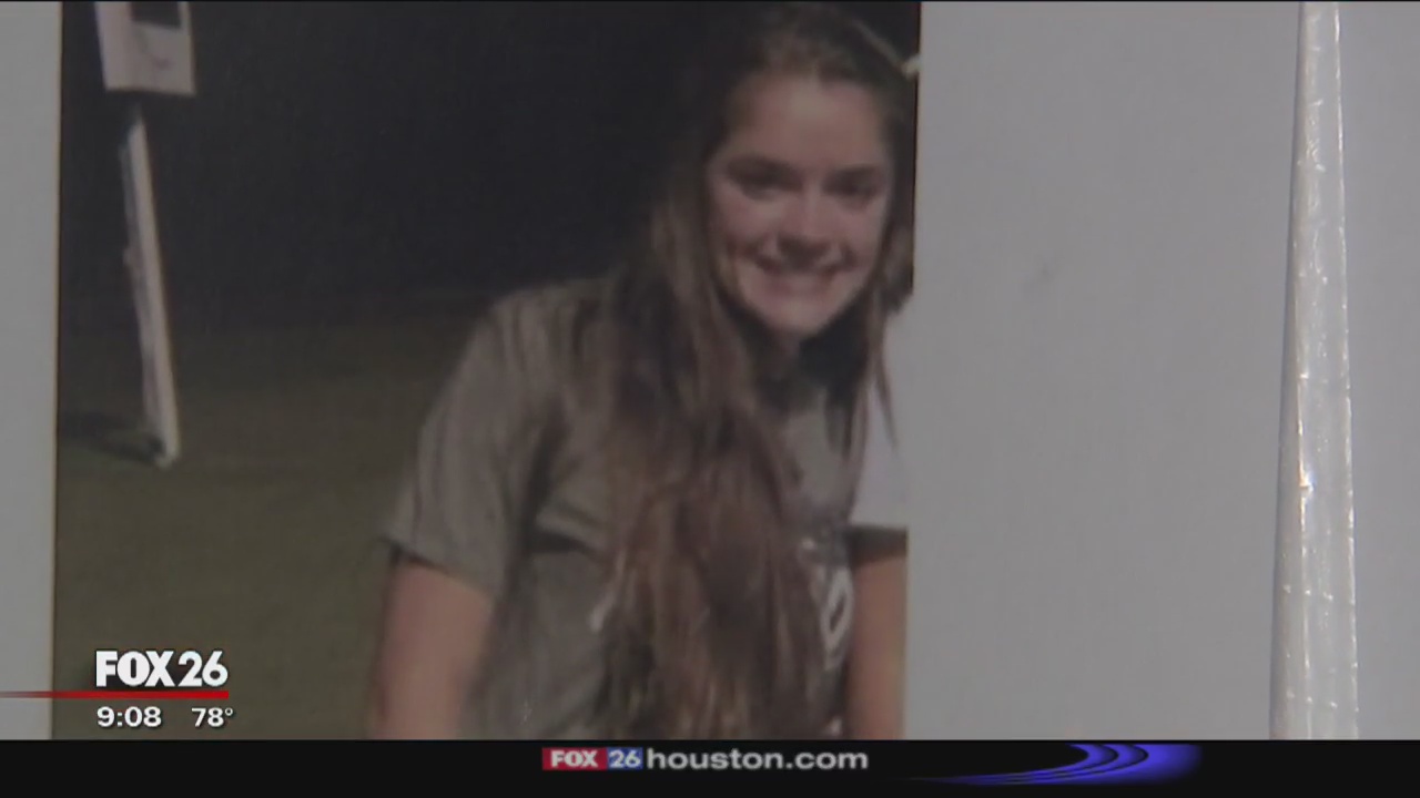 Hundreds gather for prayer vigil for missing teen