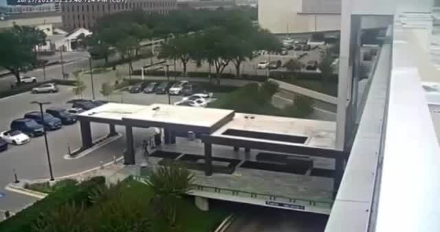 Robber drags victim down the escalator at Galleria