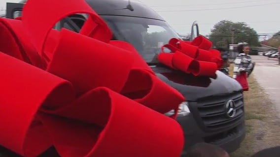 Former Super Bowl champ raises money for two church buses