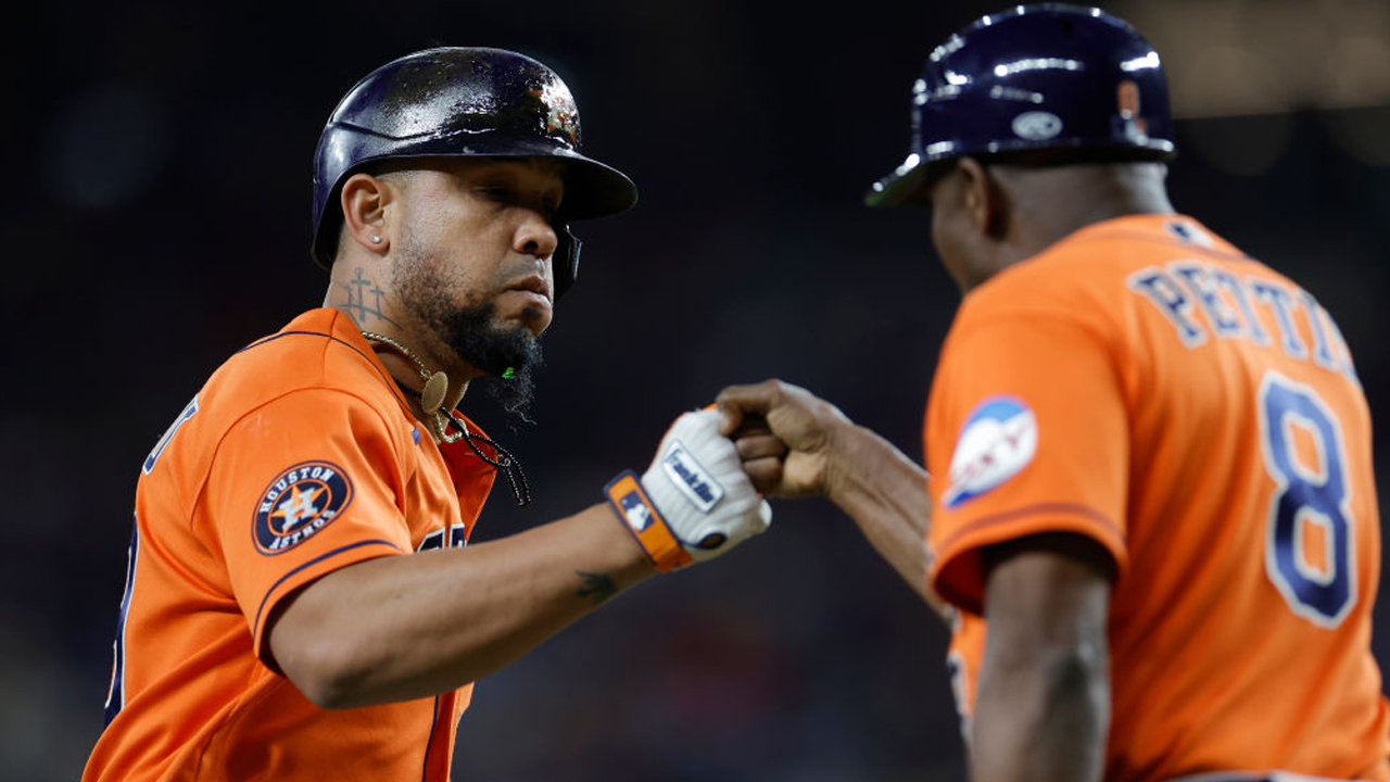 Astros blowout Rangers to even series in Game 4