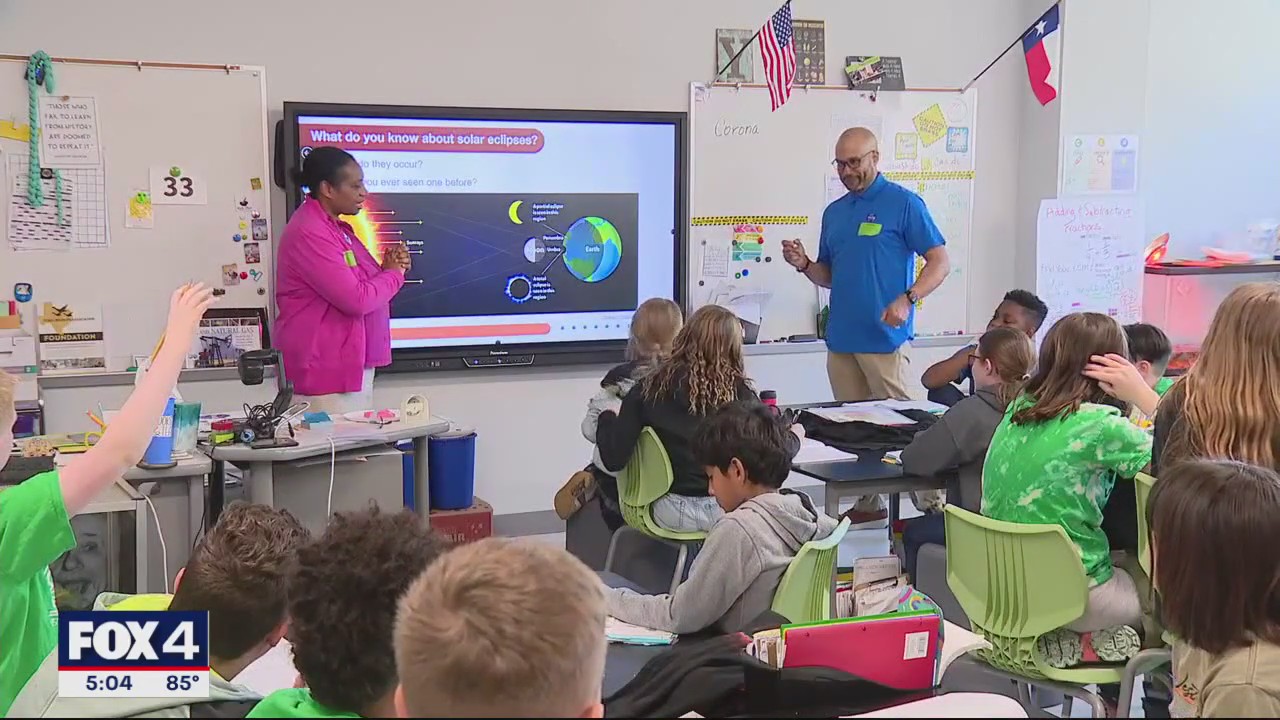 Scientists teach students what to expect during eclipse