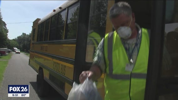 SANTA FE SCHOOL BUS DRIVERS DELIVER MEALS
