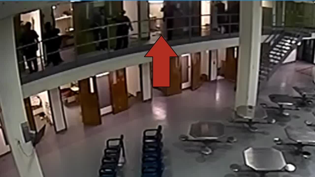 VIDEO: Jailer kneels on Tarrant County inmate