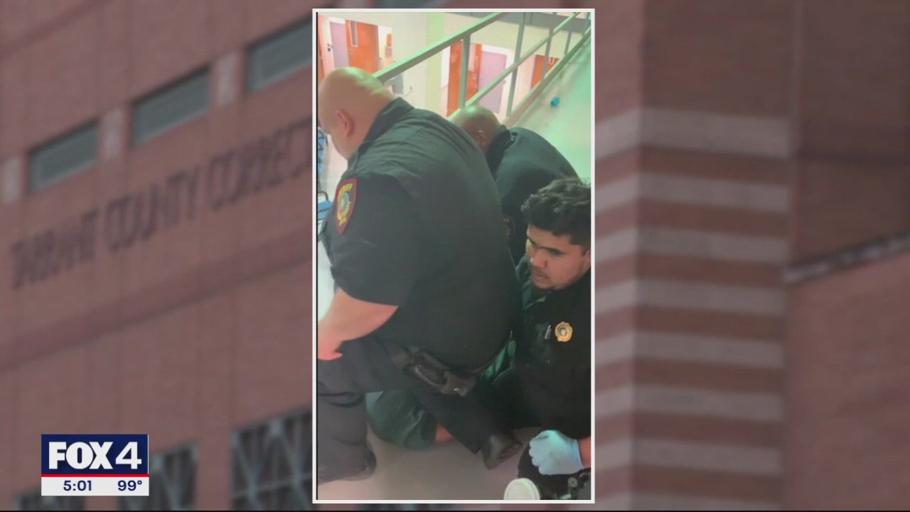 2 Tarrant County jailers indicted on murder charge