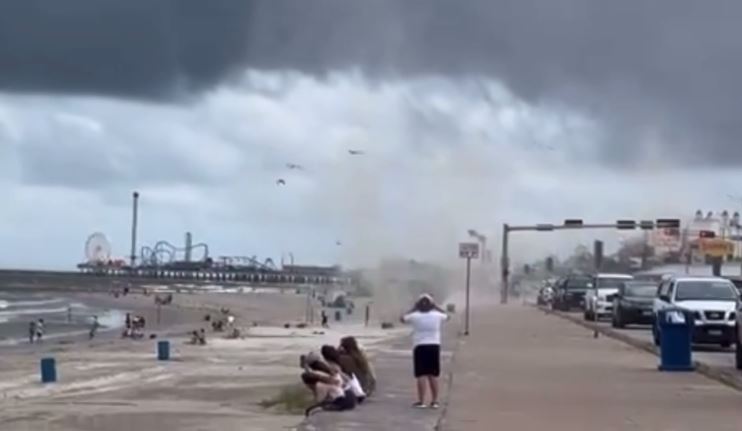 Scary video of waterspout blowing people over in Galveston