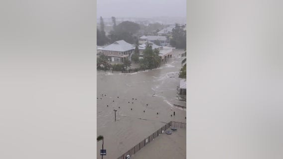 Several vehicles submerged as Hurricane Ian batters Fort Meyer Beach