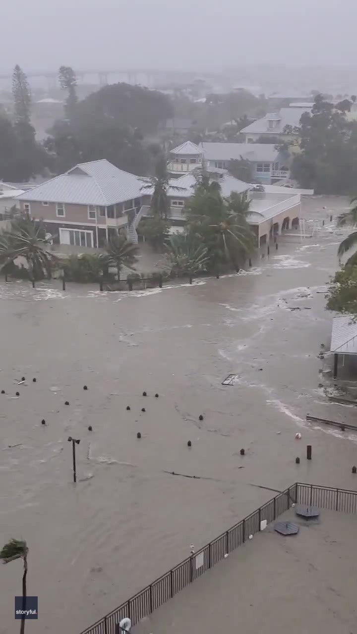 Several vehicles submerged as Hurricane Ian batters Fort Meyer Beach