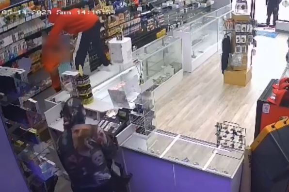 elfbar nachfüll pod läuft aus Youth arrested after Kitchener store robbed at knifepoint main image 1