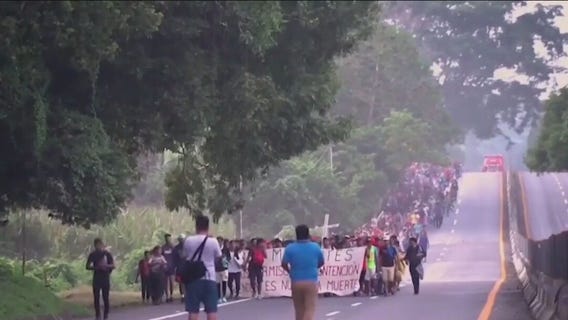 Thousands of migrants head to US border