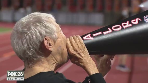 Florida grandma becomes highschool cheerleader