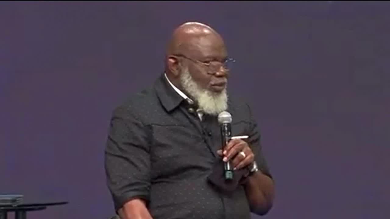 Bishop TD Jakes treated after medical emergency