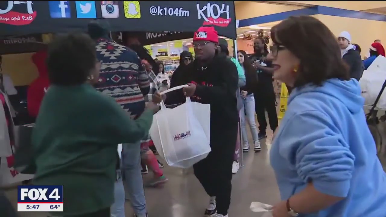 Thousands line up for Thanksgiving turkey giveaway