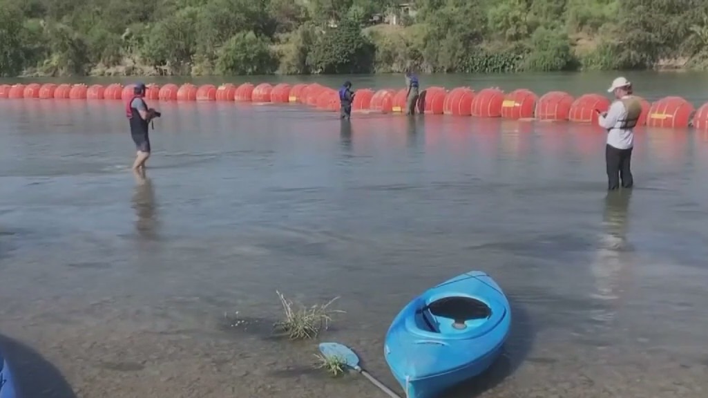 Texas ordered to remove floating barriers