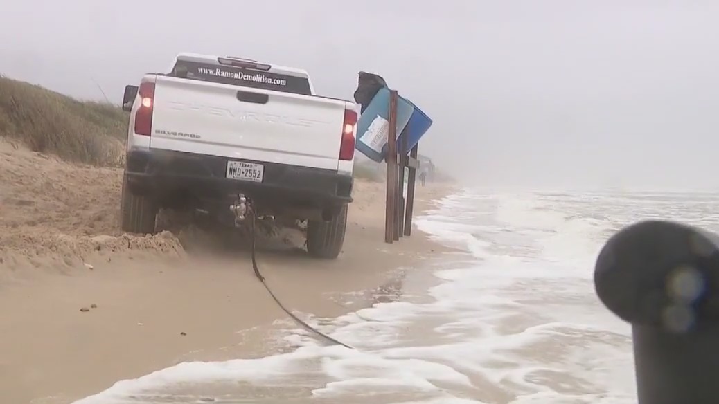 Heavy rain falls in Galveston county