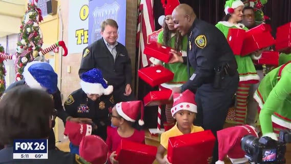 Kids in Sunnyside treated to holiday magic