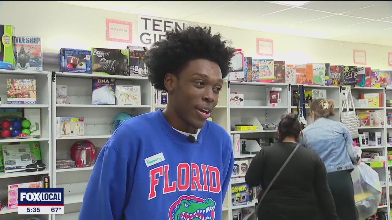 Volunteers help families at Arlington Christmas store