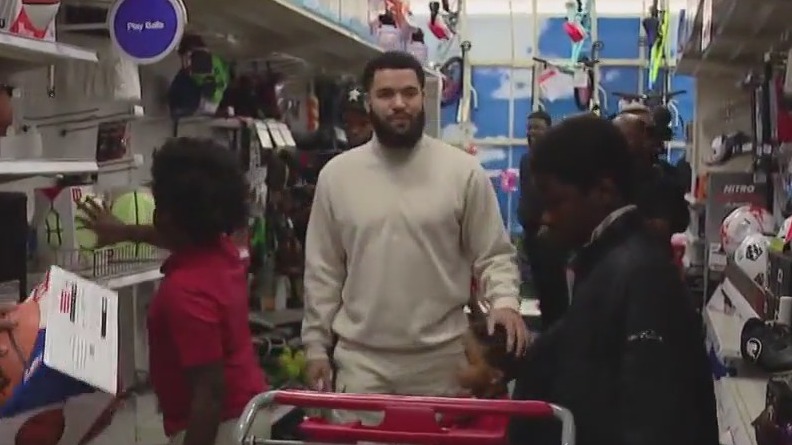 Fred Van Vleet, Laremy Tunsil team up for Christmas Shopping Spree