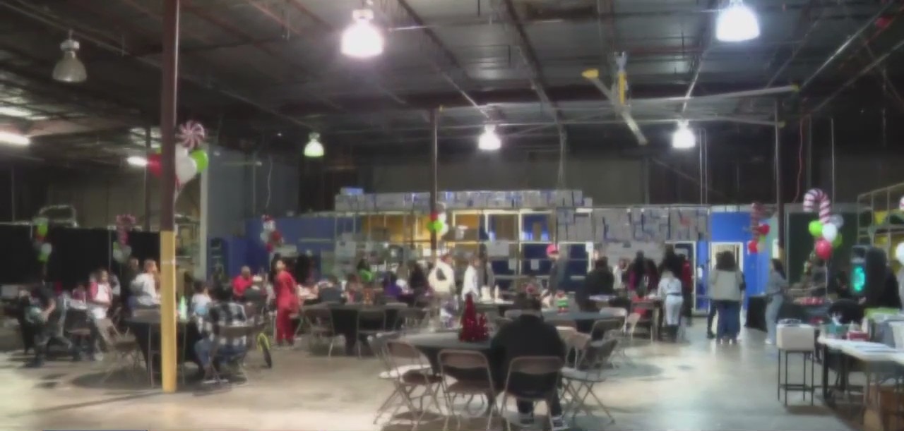 Rockets' Dillon Brooks spreads holiday cheer