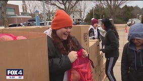 NTFB volunteers give out food in freezing weather