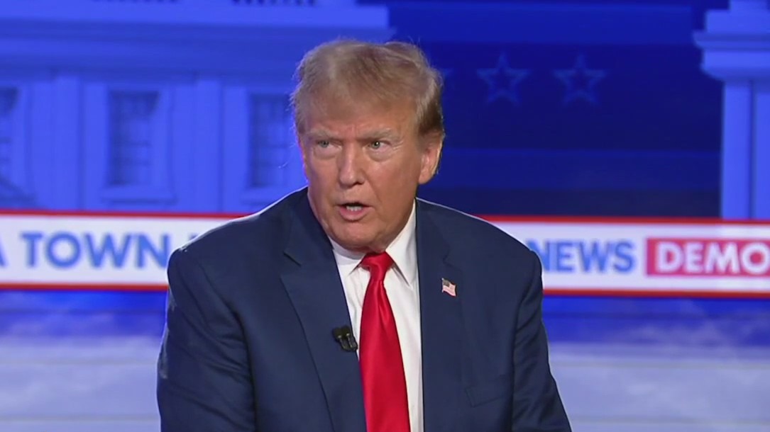 Trump talks economy, stock market at town hall