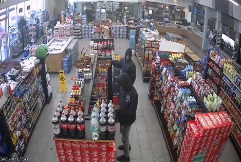 VIDEO: Humble store clerk tries to stop robbery