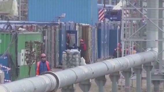 White House pauses permits to export natural gas