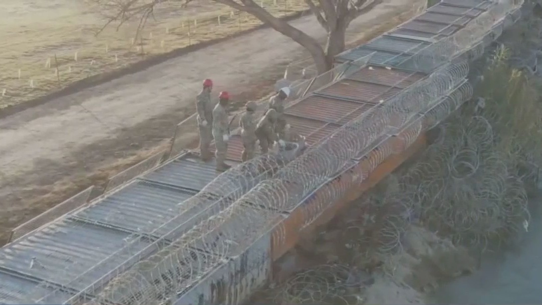 Demonstrators going to Texas-Mexico border