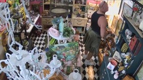 Man conceals antiques underneath kilt in Spring antique store