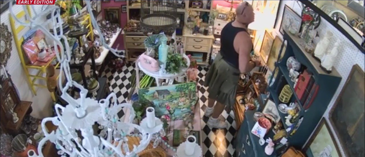 Man conceals antiques underneath kilt in Spring antique store