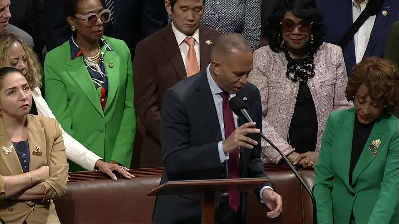 Hakeem Jeffries wraps 'Magic Minute' speech after 8 hours