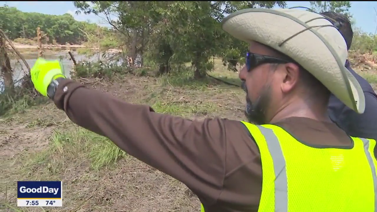 U.S. veterans volunteer to clear debris from TX flood