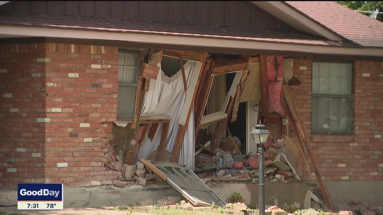 1 dead, 1 critically hurt after car crashed into homes | FOX 4 Dallas ...