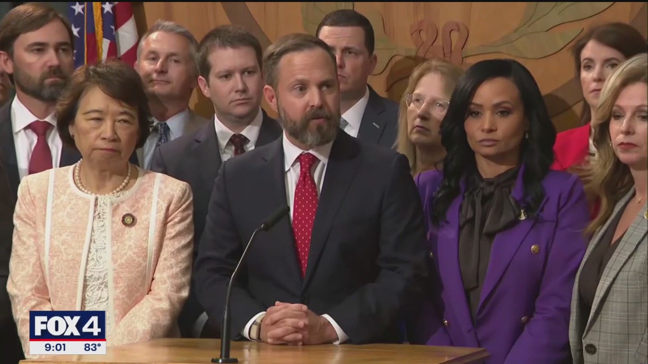 Arrest warrants issued as Texas Democrats flee state