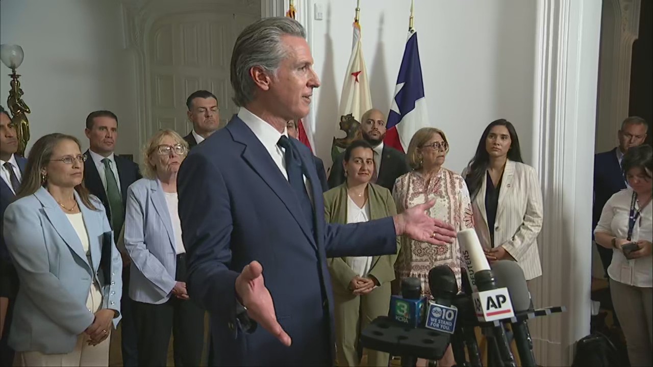 California Gov. Gavin Newsom stand with Texas Democrats