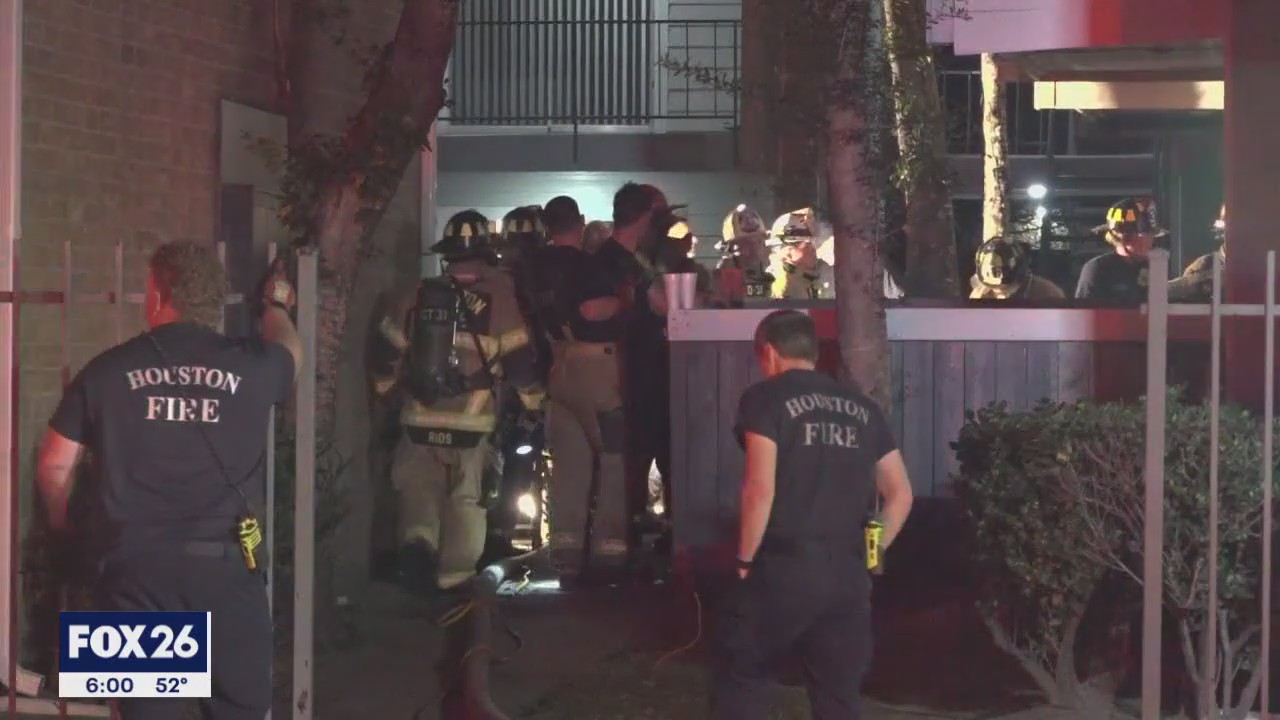 Apartment fire kills man and sends woman to hospital | FOX 26 Houston