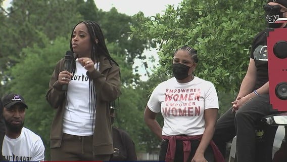 Hundreds gather remembering Pamela Turner, rally for officer who killed her to be convicted