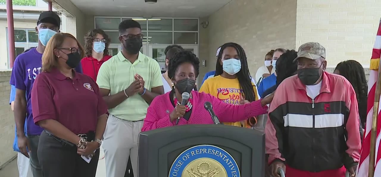 Sheila Jackson Lee hosts COVID-19 vaccine clinic for adults and teens