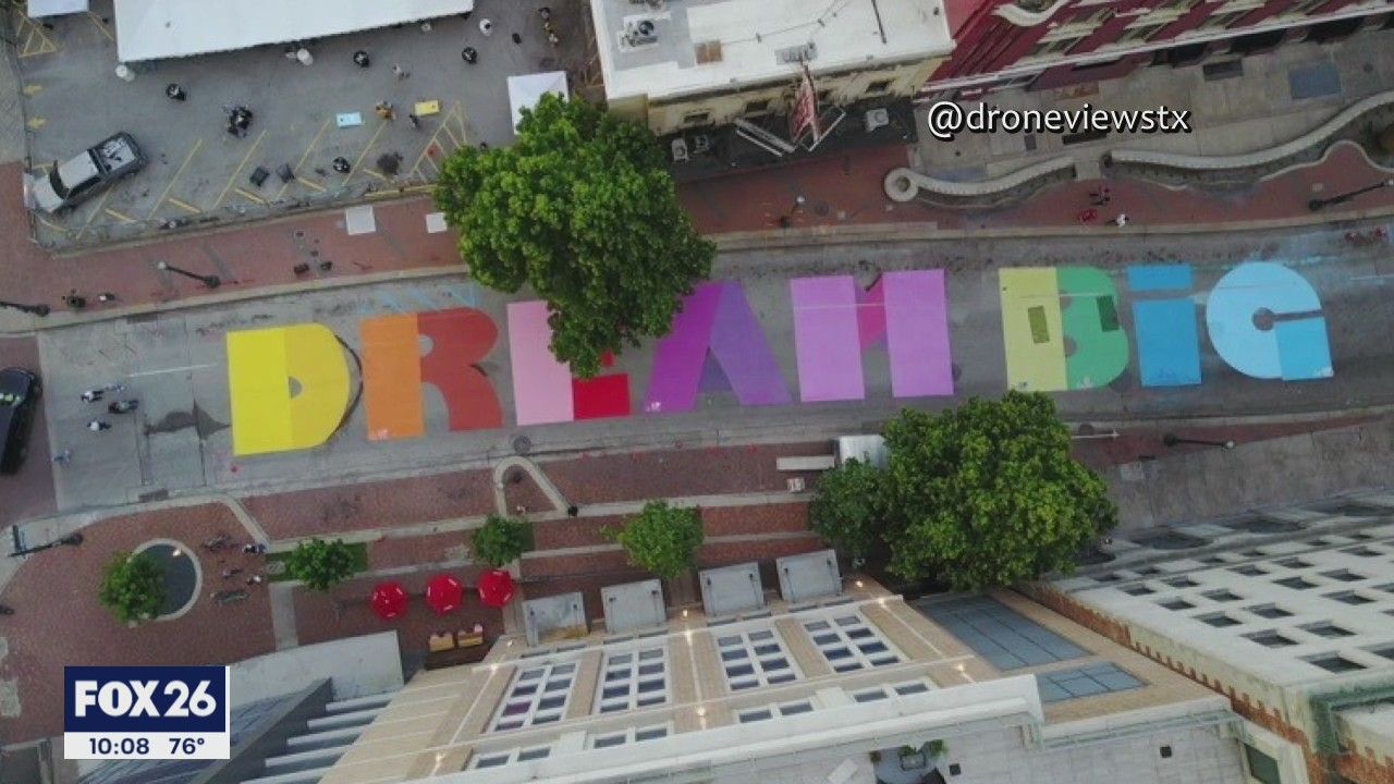 Mural project refreshes Houston area