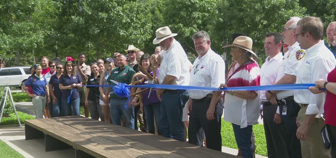 Officials celebrate ribbon cutting ceremony for extended Houston-area park