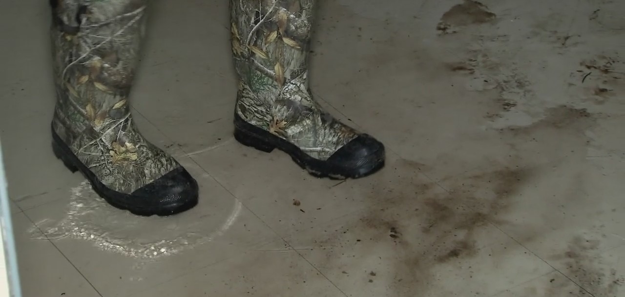 Houston residents dealing with sewage in their apartments for 10 days