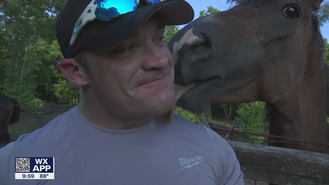 Friendswood PD officer steps in to help feed elderly widow's horses