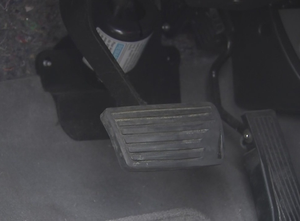 Pearland couple says car wash smashed windshield while they were in car