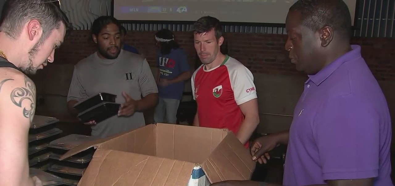 FOX 26?s Isiah Carey gives back to community by feeding those in need