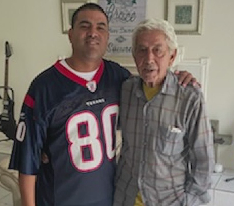 Father and son meet for the first time thanks to a Houston Police Officer